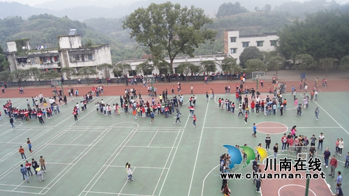 合江九支中学举行第35届田径运动会(图5) 合江九支中学举行第35届田径运动会(图5)