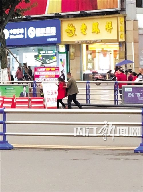 内江：西林大桥女子欲跳河&nbsp;路人一把抱住救下(图1)