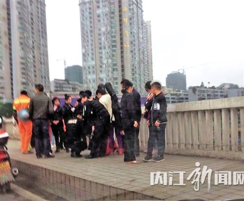 内江：西林大桥女子欲跳河&nbsp;路人一把抱住救下(图2)