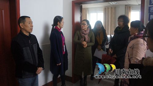 泸县妇联到立石玉龙社区开展市级“家长示范学校”创建指导工作(图1)