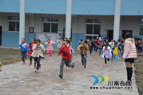 叙永江门镇中心校：“警校共育”共建平安校园(图2)