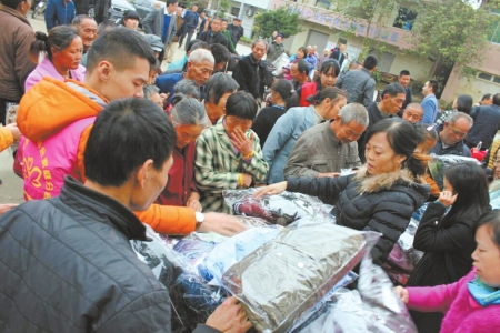自贡5000件爱心衣物捐给困难群众(图1)