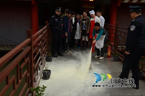 长航公安泸州分局开展“119”消防日主题宣传(图1) 长航公安泸州分局开展“119”消防日主题宣传(图1)