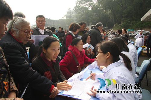 西南医科大学附院举行世界糖尿病日大型义诊(图1) 西南医科大学附院举行世界糖尿病日大型义诊(图1)