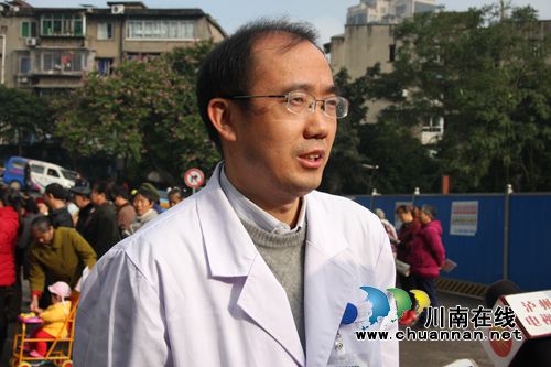 西南医科大学附院举行世界糖尿病日大型义诊(图2) 西南医科大学附院举行世界糖尿病日大型义诊(图2)