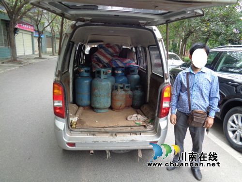 面包车改装运“炸弹”&nbsp;泸县交警紧急排险(图1)