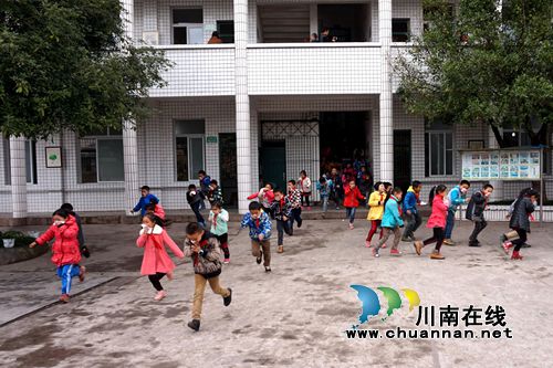 叙永龙凤中心校：师生“玩火”学逃生(图1)