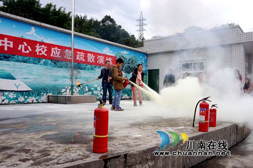 叙永龙凤中心校：师生“玩火”学逃生(图2)