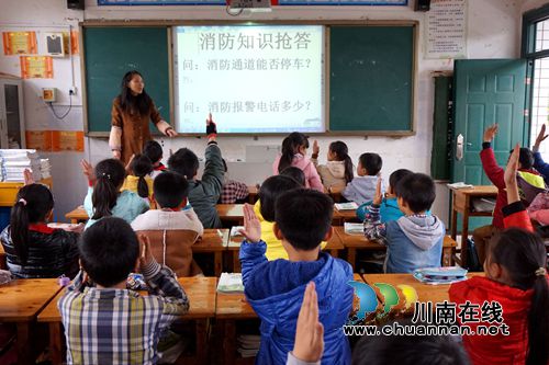 叙永龙凤中心校：师生“玩火”学逃生(图5)