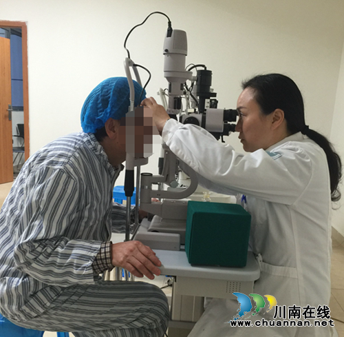 西南医大中医院实施泸州首例人工晶状体植入术(图1) 西南医大中医院实施泸州首例人工晶状体植入术(图1)