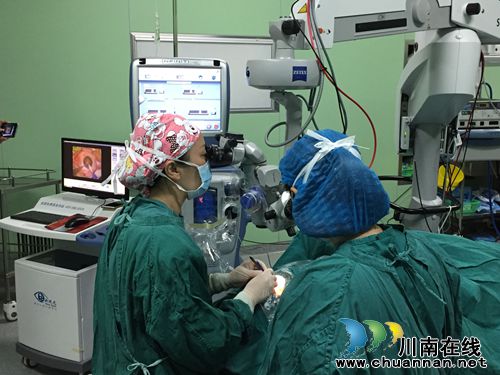 西南医大中医院实施泸州首例人工晶状体植入术(图2) 西南医大中医院实施泸州首例人工晶状体植入术(图2)