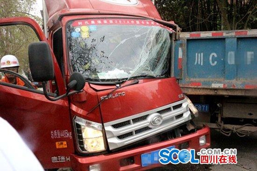 自贡两货车相撞&nbsp;司机双腿被卡住无法动弹(图1)