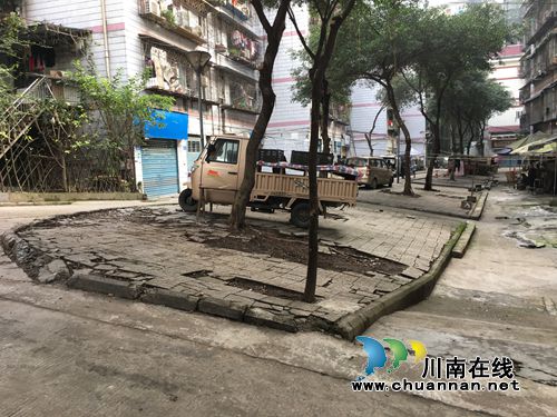 红星街道治理龙桥子社区“城中村”卫生死角(图1)