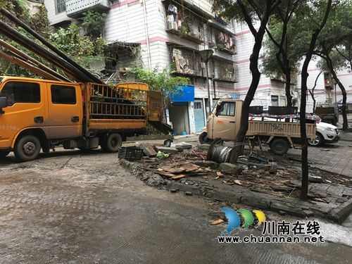 红星街道治理龙桥子社区“城中村”卫生死角(图2)