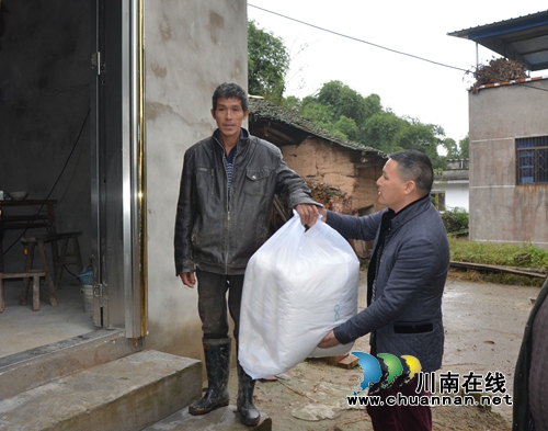 泸县供电公司到太伏镇开展“走基层•送温暖”活动(图1)