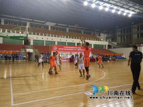 泸州市第十届篮球俱乐部联赛季后赛开赛(图1)