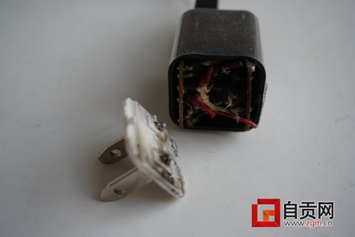 自贡：手机充电器半夜爆炸&nbsp;吓醒梦中人(图1)