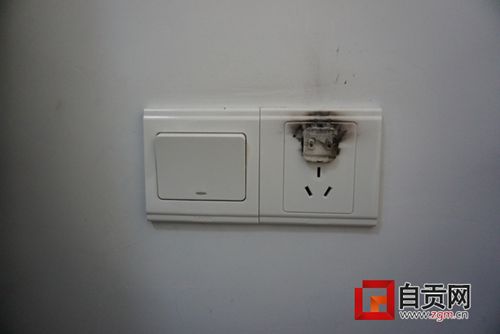 自贡：手机充电器半夜爆炸&nbsp;吓醒梦中人(图2)