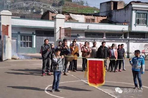 泸州两学生上学无故迟到&nbsp;教师警觉破门救人(图1)