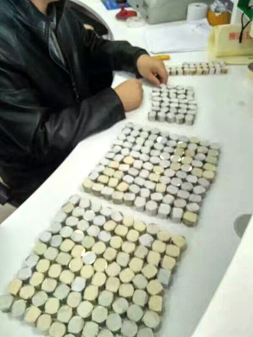 四川男背4000多枚硬币买空调&nbsp;累坏商家6名员工(图2)