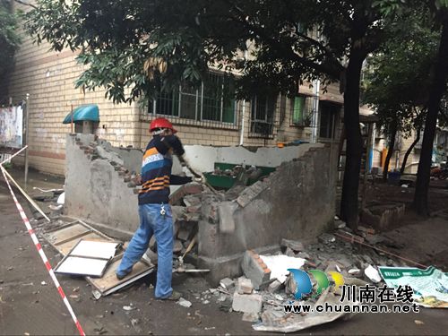 泸州红星街道：加大工作力度&nbsp;拆除违章建筑(图1)