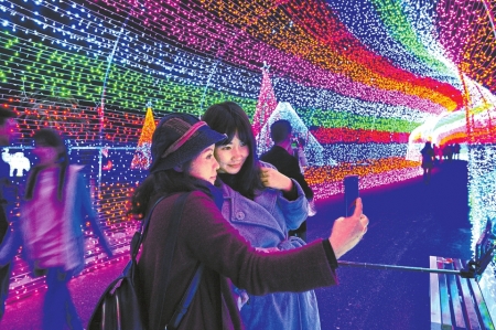 宜宾梦幻灯光节开幕&nbsp;游客称“最美求婚地”(图1)