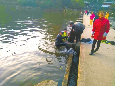 自贡：女子跳河轻生&nbsp;交警跳入“冰河”救人(图1)