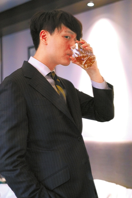 内江90后小鲜肉裁缝迷恋旗袍&nbsp;生意做到英法美意(图1)