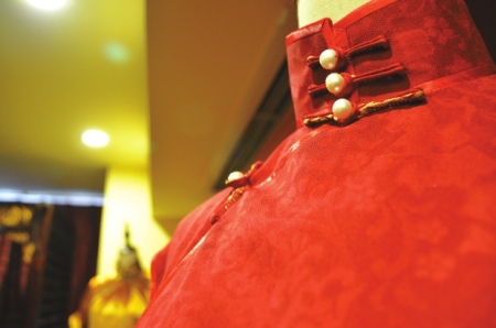 内江90后小鲜肉裁缝迷恋旗袍&nbsp;生意做到英法美意(图3)