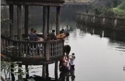 泸州:妇女“想不开”轻生 民警“跳水”营救(图1) 泸州:妇女“想不开”轻生 民警“跳水”营救(图1)