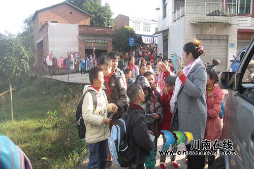 合江榕山：“法治宣传车”下乡&nbsp;动态普法见成效(图2)