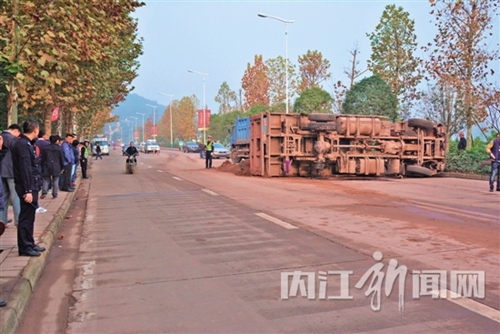内江:货车侧翻 妇女疑被脱落车轮击中身亡(图1) 内江:货车侧翻 妇女疑被脱落车轮击中身亡(图1)