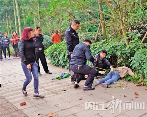 内江:货车侧翻 妇女疑被脱落车轮击中身亡(图2) 内江:货车侧翻 妇女疑被脱落车轮击中身亡(图2)