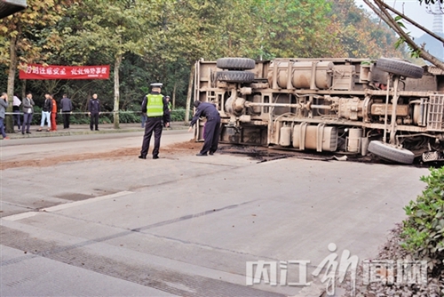 内江:货车侧翻 妇女疑被脱落车轮击中身亡(图4) 内江:货车侧翻 妇女疑被脱落车轮击中身亡(图4)