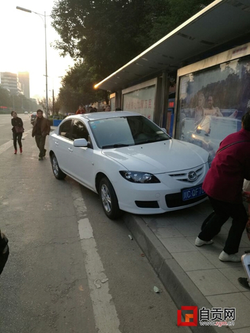 自贡街头现“飞”车!小车冲上公交站台撞翻人(图1) 自贡街头现“飞”车!小车冲上公交站台撞翻人(图1)