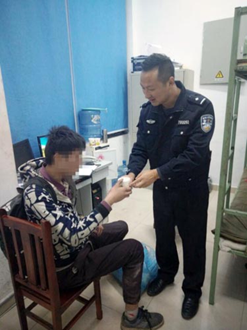眉山男流浪宜宾街头 民警海量数据对比助他回家(图1) 眉山男流浪宜宾街头 民警海量数据对比助他回家(图1)