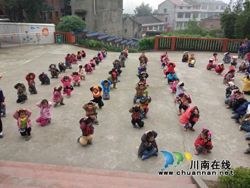 纳溪龙车镇鼓楼山小学加强学生地震逃生演练(图1) 纳溪龙车镇鼓楼山小学加强学生地震逃生演练(图1)