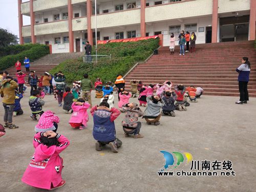 纳溪龙车镇鼓楼山小学加强学生地震逃生演练(图2) 纳溪龙车镇鼓楼山小学加强学生地震逃生演练(图2)
