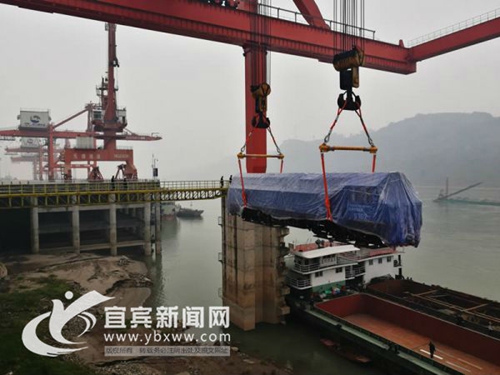 我国首台出口阿根廷米轨机车在宜宾港启航(图2) 我国首台出口阿根廷米轨机车在宜宾港启航(图2)