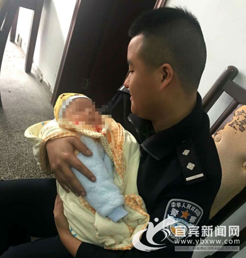 宜宾:母亲参加庭审 法警“爸妈”帮忙照顾婴儿(图1) 宜宾:母亲参加庭审 法警“爸妈”帮忙照顾婴儿(图1)