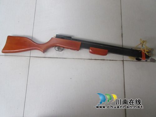 泸县两兄弟网购弓驽打鸟 遇盘查无证驾驶冲关(图1) 泸县两兄弟网购弓驽打鸟 遇盘查无证驾驶冲关(图1)