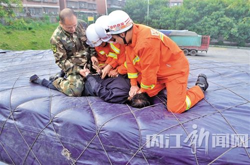 内江:醉汉爬上货车发“疯” 消防快速“放翻”(图2) 内江:醉汉爬上货车发“疯” 消防快速“放翻”(图2)