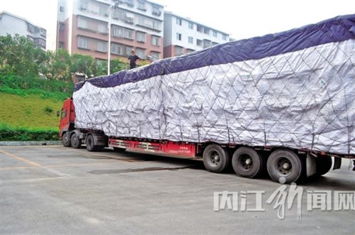 内江:醉汉爬上货车发“疯” 消防快速“放翻”(图1) 内江:醉汉爬上货车发“疯” 消防快速“放翻”(图1)