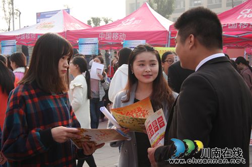 泸州举行高校毕业生就业创业服务月校园招聘会(图7) 泸州举行高校毕业生就业创业服务月校园招聘会(图7)