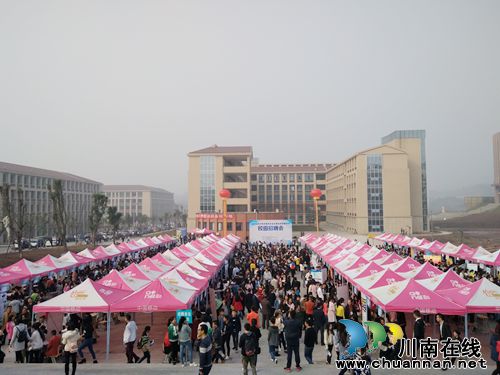 泸州举行高校毕业生就业创业服务月校园招聘会(图1) 泸州举行高校毕业生就业创业服务月校园招聘会(图1)