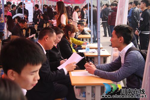泸州举行高校毕业生就业创业服务月校园招聘会(图3) 泸州举行高校毕业生就业创业服务月校园招聘会(图3)