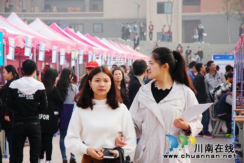 泸州举行高校毕业生就业创业服务月校园招聘会(图9) 泸州举行高校毕业生就业创业服务月校园招聘会(图9)
