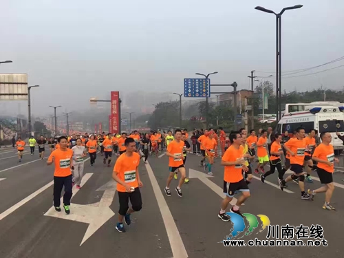 泸州国际绿色马拉松赛开赛(图5) 泸州国际绿色马拉松赛开赛(图5)