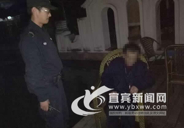 宜宾:古稀老人不慎落水 特巡警果断跳水救人(图1) 宜宾:古稀老人不慎落水 特巡警果断跳水救人(图1)