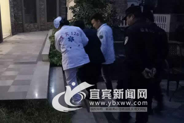 宜宾:古稀老人不慎落水 特巡警果断跳水救人(图2) 宜宾:古稀老人不慎落水 特巡警果断跳水救人(图2)